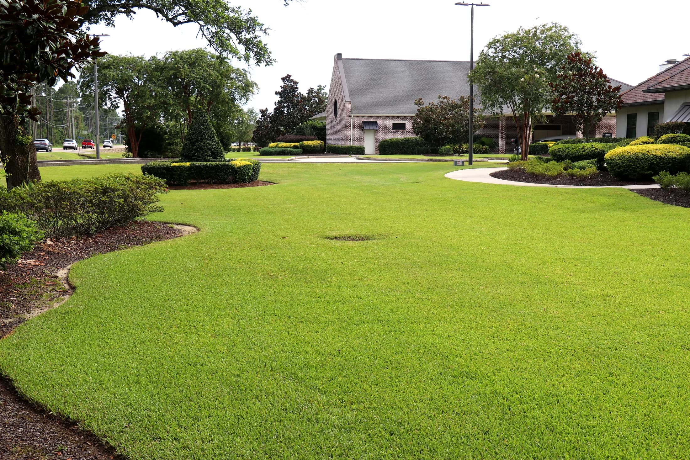 Freshly maintained business lawn near Slidell, LA